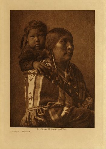 Apsaroke mother 1908