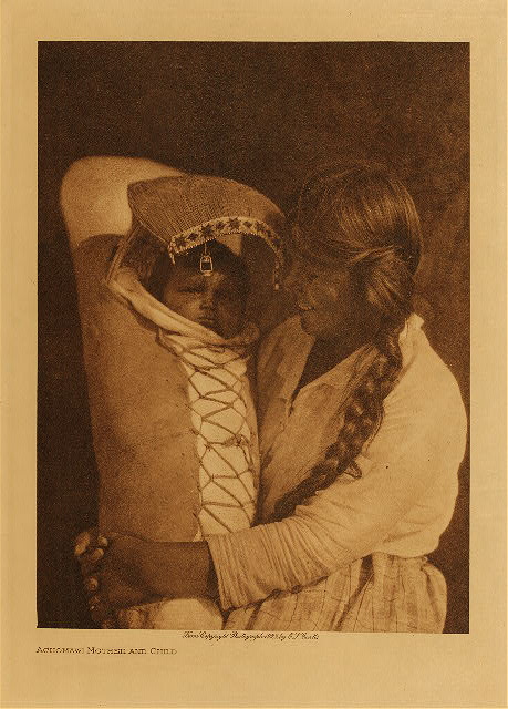 Achomawi mother and child 1923