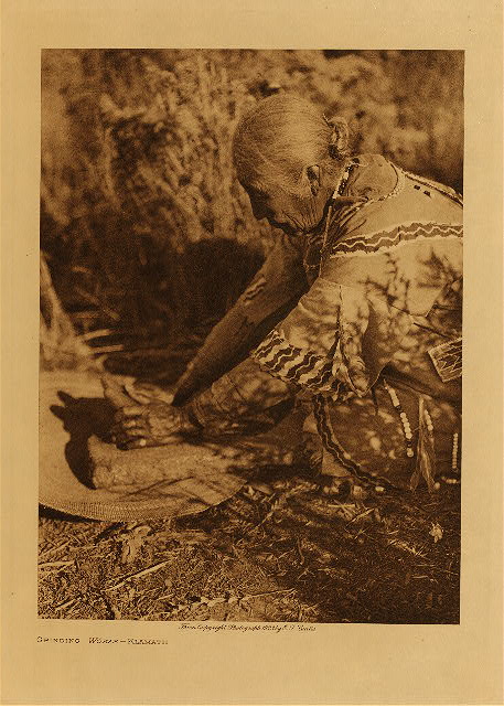 Grinding wokas (Klamath) 1923